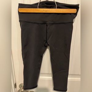 Lululemon mesh panel capris